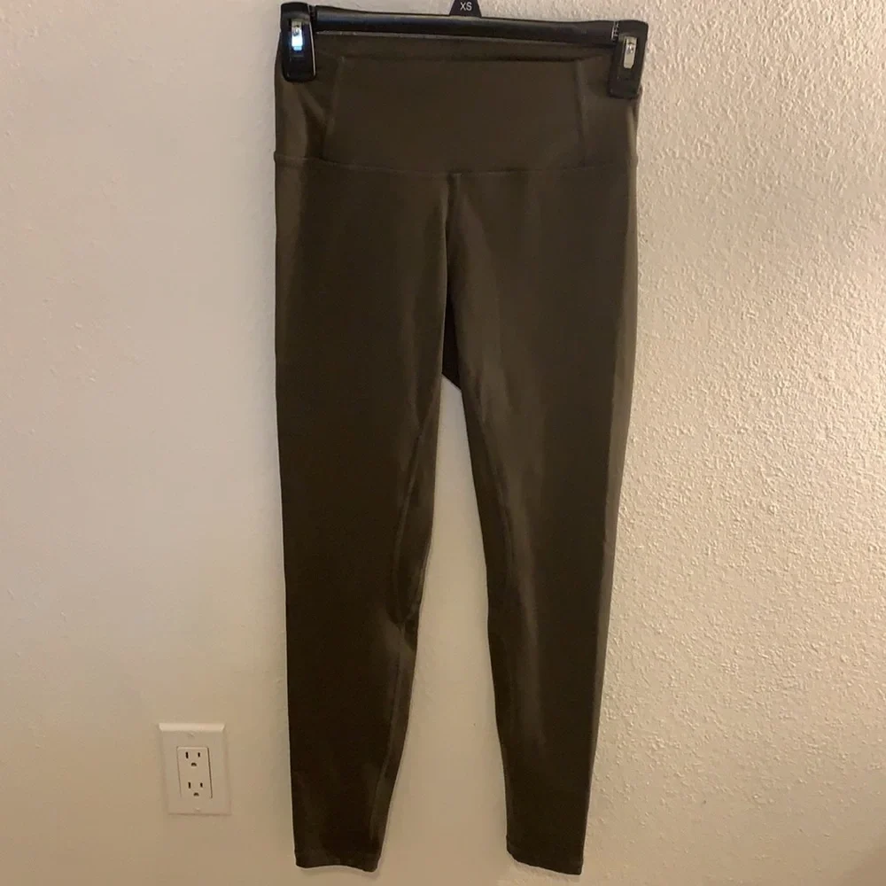 Dark green workout set in great condition! Only worn 2 times! Size small. - Picture 3 of 5